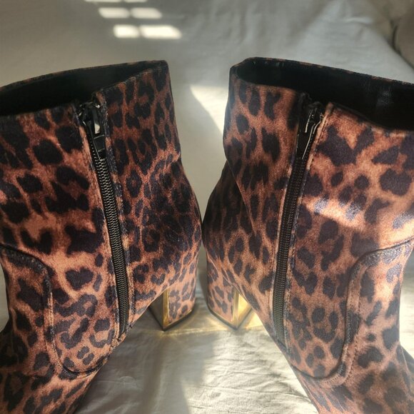 Bamboo Leopard print Ankle boots with goldtone heels - Picture 9 of 10